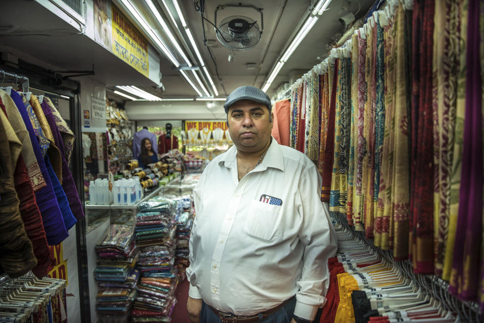 Chander Shekhar, copropietario de Shopno Fashion, en el barrio neoyorquino de Jackson Heights, posa para un retrato el 22 de junio de 2020, en el primer día de la Fase 2 del plan de reapertura de la ciudad de Nueva York. (AP Foto/Marshall Ritzel)