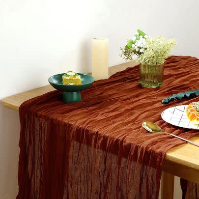 A cheesecloth table runner to transform your dining room with an autumnal touch