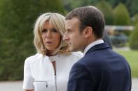 <p>Presidente Emmanuel Macron y su esposa Brigitte esperan a la pareja presidencial estadounidense enMuseo de los Inválidos en París, France, Julio 13, 2017. (Foto: Michel Euler/AP) </p>