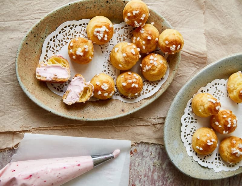 Chouquettes made from choux pastry filled with raspberries cream. Yelda Yilmaz/DuMont/dpa