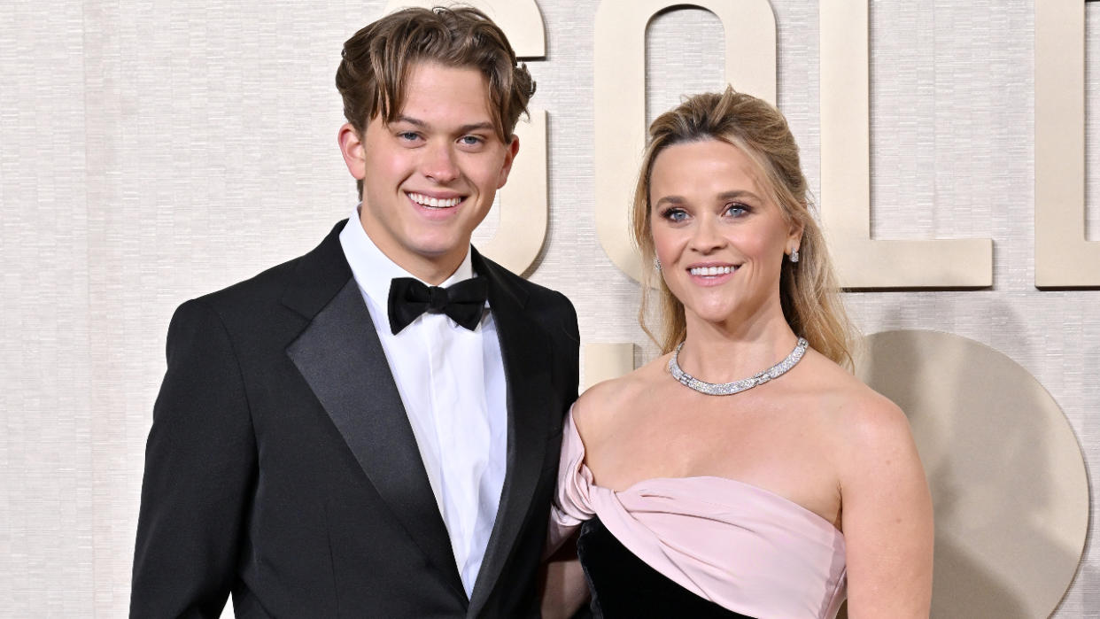  BEVERLY HILLS, CALIFORNIA - JANUARY 07: Deacon Phillippe and Reese Witherspoon attend the 81st Annual Golden Globe Awards at The Beverly Hilton on January 07, 2024 in Beverly Hills, California. . 