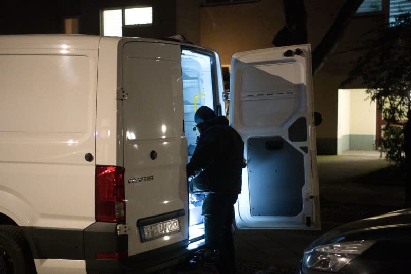 A member of the Explosive Ordnance Disposal Service stands by an emergency vehicle in front of the home of former RAF terrorist Daniela Klette, which was evacuated due to a possible threat. The former terrorist of the Red Army Faction (RAF), Daniela Klette, was captured in Berlin-Kreuzberg on Monday. Paul Zinken/dpa