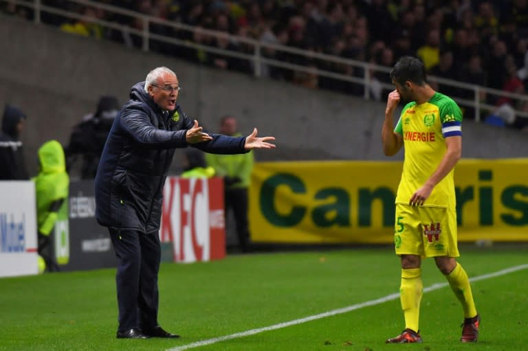 Nantes' head coach Claudio Ranieri (L) talks to team captain Leo Dubois during their French Ligue 1 match against Guingamp, at the La Beaujoire Stadium in Nantes, on October 21, 2017