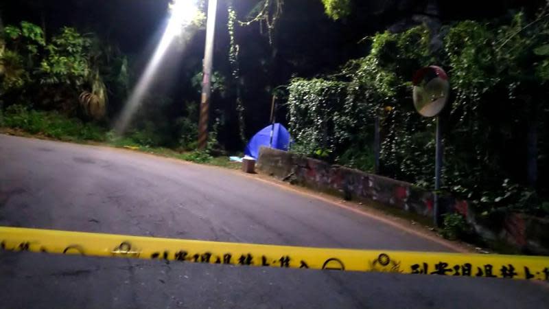 五股山區驚傳凶殺案，警方封鎖現場採證。（警方提供）