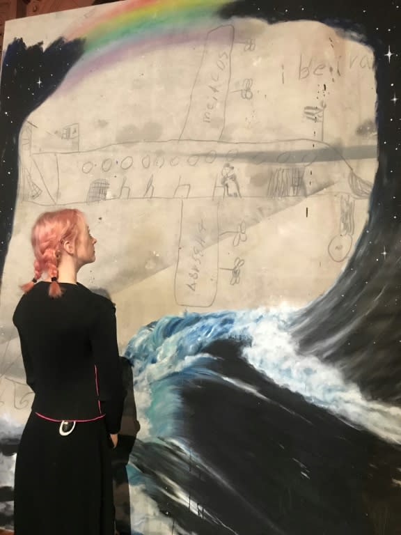 Una visitante contempla la obra del artista de origen cubano afincado en Los Ángeles, en la exposición "El mar de las palabras", que presenta el Museo Hispanic Society de Nueva York, el 17 de abril de 2024 (Ana Fernández)