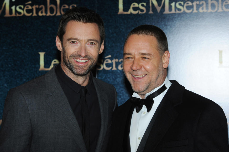 <p>Lorsqu’il n’est pas sur un plateau de cinéma, Russell Crowe aime pousser la chansonnette avec son groupe de rock The Ordinary Fear of God. En 2012, le comédien a l’occasion de concilier ses deux passions grâce à la comédie musicale Les Misérables, réalisée par Tom Hooper. Dans ce long-métrage récompensé par trois Oscars, l’acteur incarne Javert, le redoutable policier lancé aux trousses de Jean Valjean, interprété par Hugh Jackman. </p>