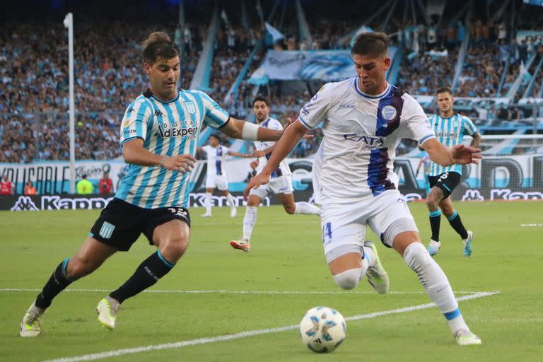 Tomás Badaloni, autor de los dos goles, disputa la pelota con Santiago Sosa; Godoy Cruz reservó algunos futbolistas para la Copa Libertadores, y aun así triunfó en Avellaneda.