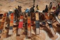 FOTO DE ARCHIVO: Mineros artesanales buscan oro vertiendo agua a través de la grava en una mina sin licencia cerca de la ciudad de Doropo, Costa de Marfil, el 13 de febrero de 2018