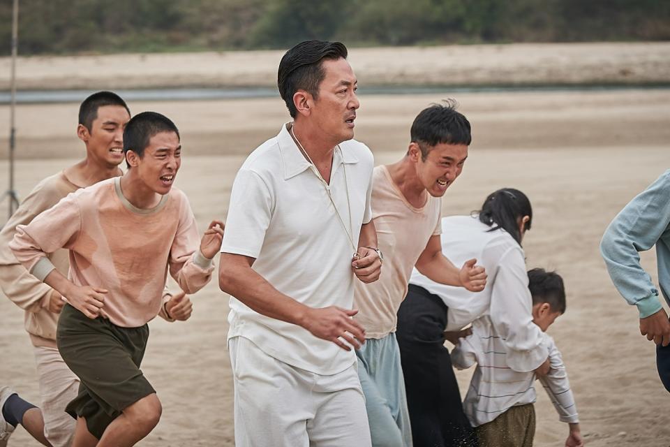 河正宇（中）在《沒有國家的冠軍》中飾演「韓國馬拉松傳說」孫基禎。車庫娛樂提供