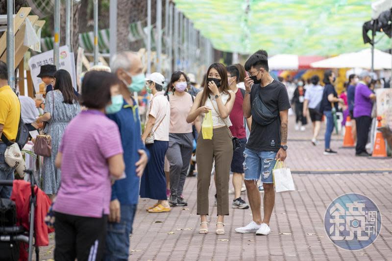 指揮中心將於本月放寬戶外口罩鬆綁措施。（本刊資料照）