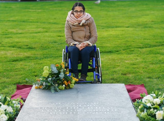 Nujeen Mustafa dépose des fleurs