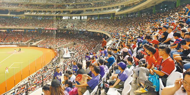 中職開幕戰吸引28618人湧入台北大巨蛋，創下單場最多觀眾紀錄。（姚志平攝）