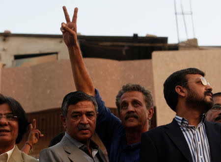 Waseem Akhtar, mayor of Karachi and member of the Muttahida Qaumi Movement (MQM) political party gestures to supporters after his release from the Central Prison in Karachi, Pakistan, November 16, 2016. REUTERS/Akhtar Soomro