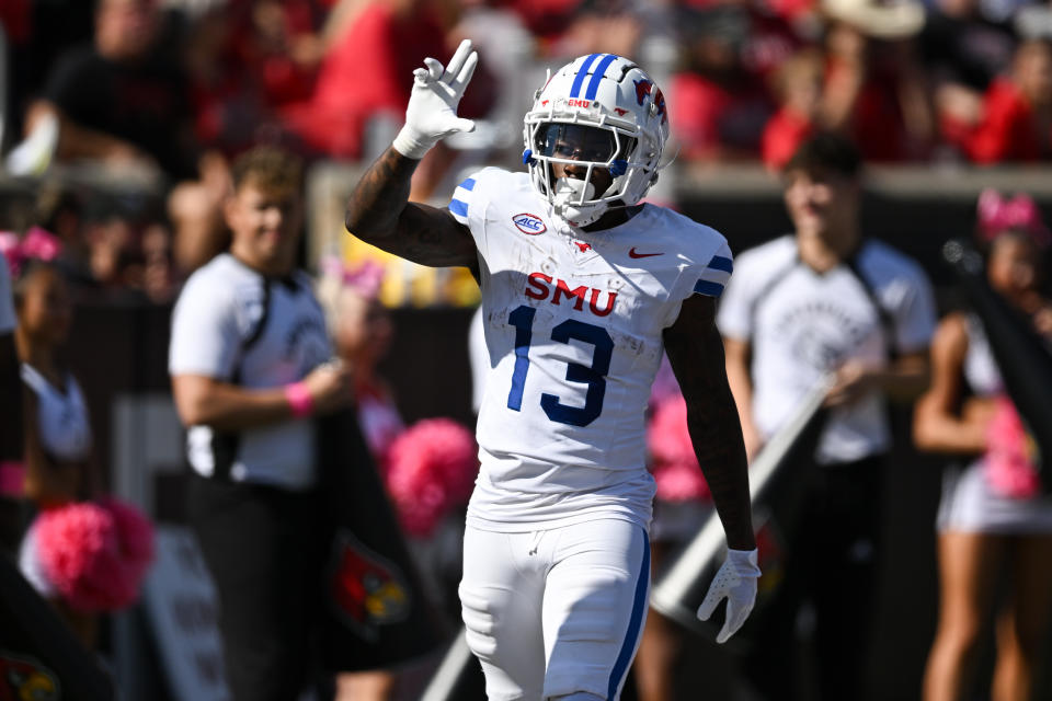 LOUISVILLE, KY - 05 OKTOBER: Mustang Metodis Selatan WR Roderick Daniels Jr. (13) merayakan touchdown selama pertandingan sepak bola perguruan tinggi antara SMU Mustangs dan Louisville Cardinals pada 5 Oktober 2024 di L&N Federal Credit Union Stadium di Louisville, KY (Foto oleh James Black/Icon Sportswire melalui Getty Images)