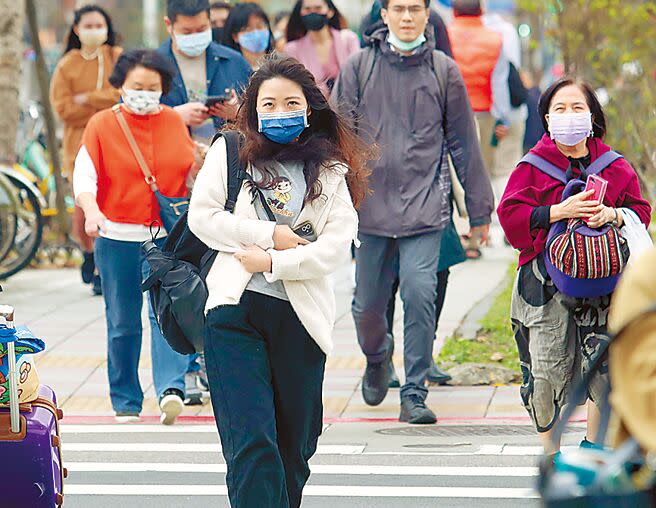 疫情趨緩，搭乘大眾運輸免戴口罩，估計在清明連假後宣布。（鄭任南攝）