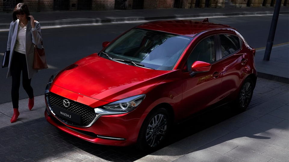 圖／2020 Mazda 2 1.5旗艦安全型在車頭富運動氣息的黑色網狀水箱護罩，輔以全新設計的LED頭燈組，讓整體視覺感更顯氣勢。