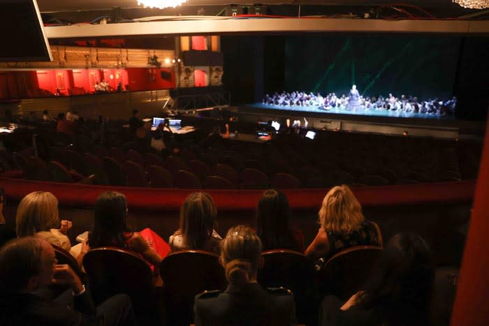 la reina y las parejas de los líderes de la otan en la ópera