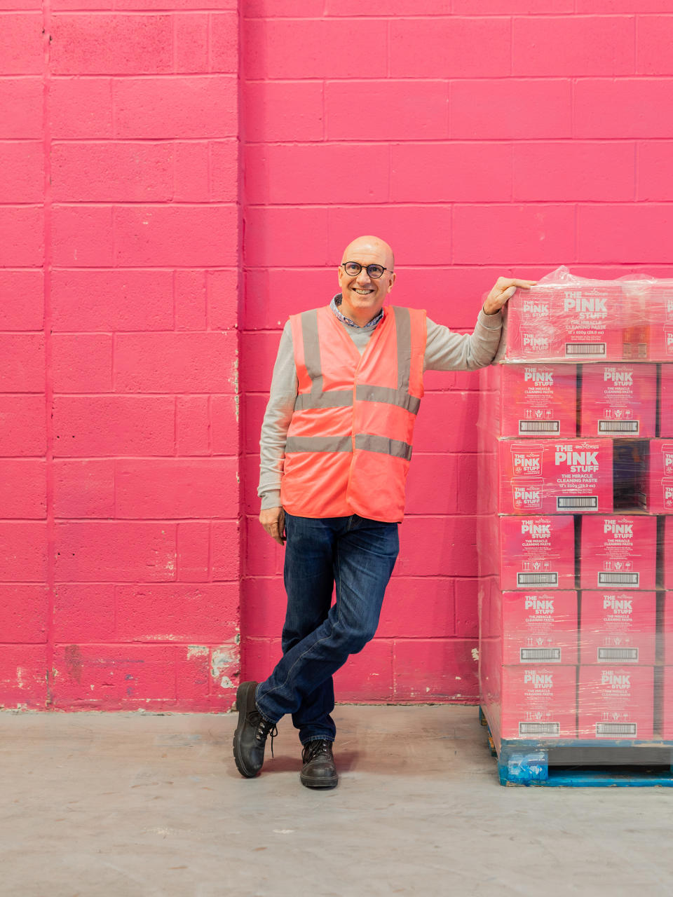 Trabajadores empaquetan botes de Pink Stuff en la planta de fabricación de Star Brand en Redditch, Inglaterra, el 7 de febrero de 2024. (Sam Bush/The New York Times)