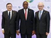 EU-Kommissionspräsident Barroso (l) und EU-Gipfelchef Van Rompuy (r) posieren mit dem kenianischen Präsidenten Uhuru Kenyatta für die Fotografen. Foto: Christophe Karaba