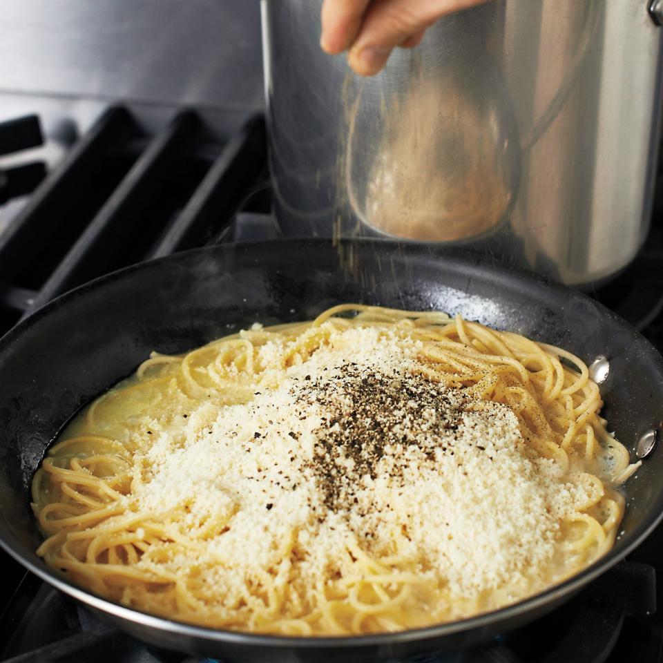 cacio e pepe - step 3, adding pepper and parmesean