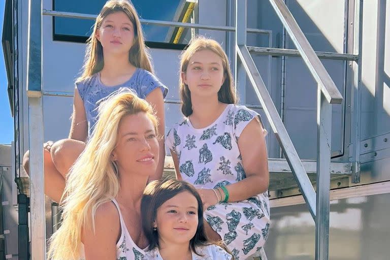 Nicole Neumann y sus hijas