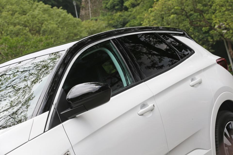 高階車型採用Two-Tone雙色車頂配置，GS Line車型則搭載黑化程度更高的專屬套件。