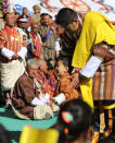 <p>Bhutan feiert seinen 110. Nationalfeiertag. Grund genug für den “Drachenprinzen“, Jigme Namgyel Wangchuck, zusammen mit seinem Vater, König Jigme, lautstark zu jubeln und alle um sich herum zu verzaubern. (Bild: ddpimages) </p>