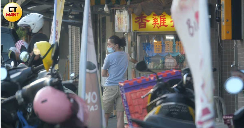 嘴饞難耐的侯怡君下車買雞排。（圖／本刊攝影組）