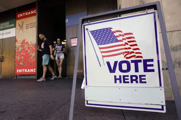 Los votantes salen de su centro de votación local después de votar en las elecciones primarias de Missouri en el Museo y Memorial Nacional de la Primera Guerra Mundial el 02 de agosto de 2022 en Kansas City, Missouri.