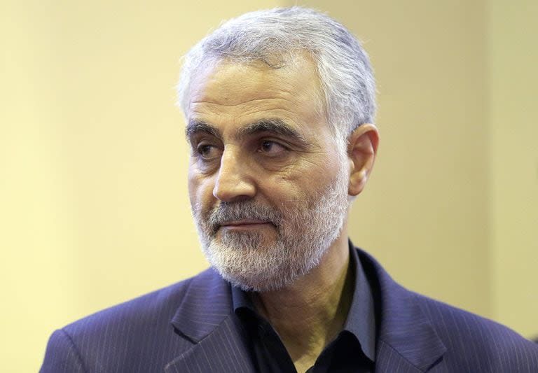 Esta imagen tomada el 14 de septiembre de 2013, muestra al comandante de la Guardia Revolucionaria Iraní, el General Qassem Soleimani, después de la muerte de su madre en Teherán.