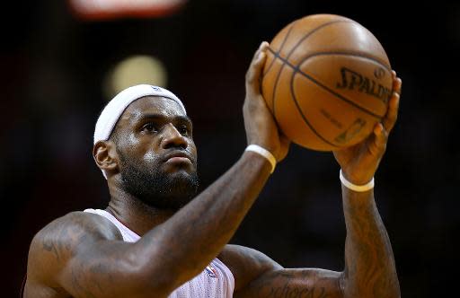 El astro de Miami Heat, Lebron James, lanza un tiro libre ante Boston Celtics, en Miami, Florida, el 21 de enero de 2014 (GETTY IMAGES NORTH AMERICA/AFP/Archivos | Mike Ehrmann)