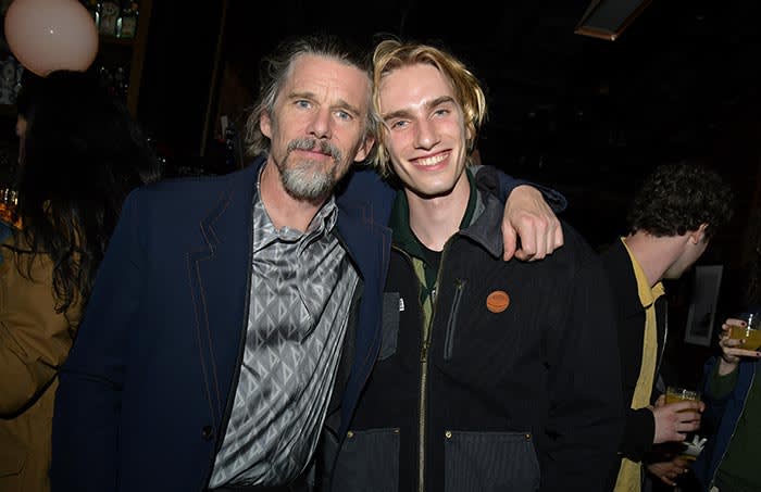 Ethan Hawke con su hijo Levon en la fiesta posterior al estreno de Wildcat