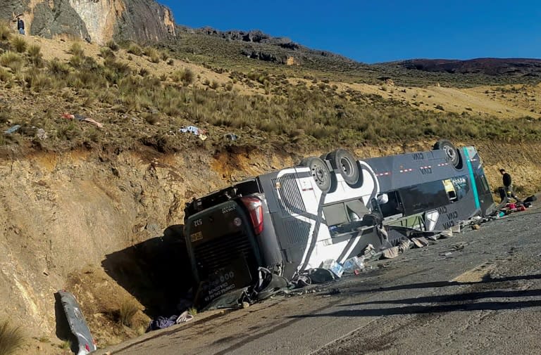 The bus was traveling from Lima to the city of Ayacucho when it rolled down a ledge, landing upside down (Cinthya Carbajal)