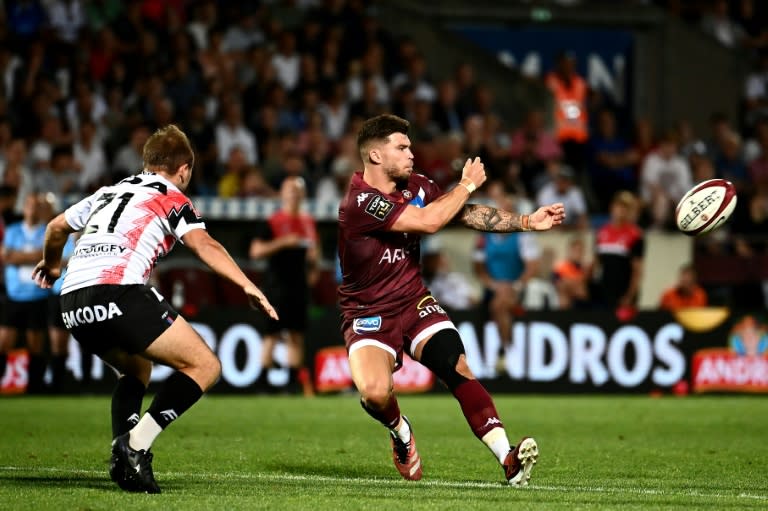 L'ouvreur de Bordeaux-Bègles Matthieu Jalibert (d) au cours du match de Top 14 contre Oyonnax le 8 juin 2024 au stade Chaban-Delmas à Bordeaux (Christophe ARCHAMBAULT)