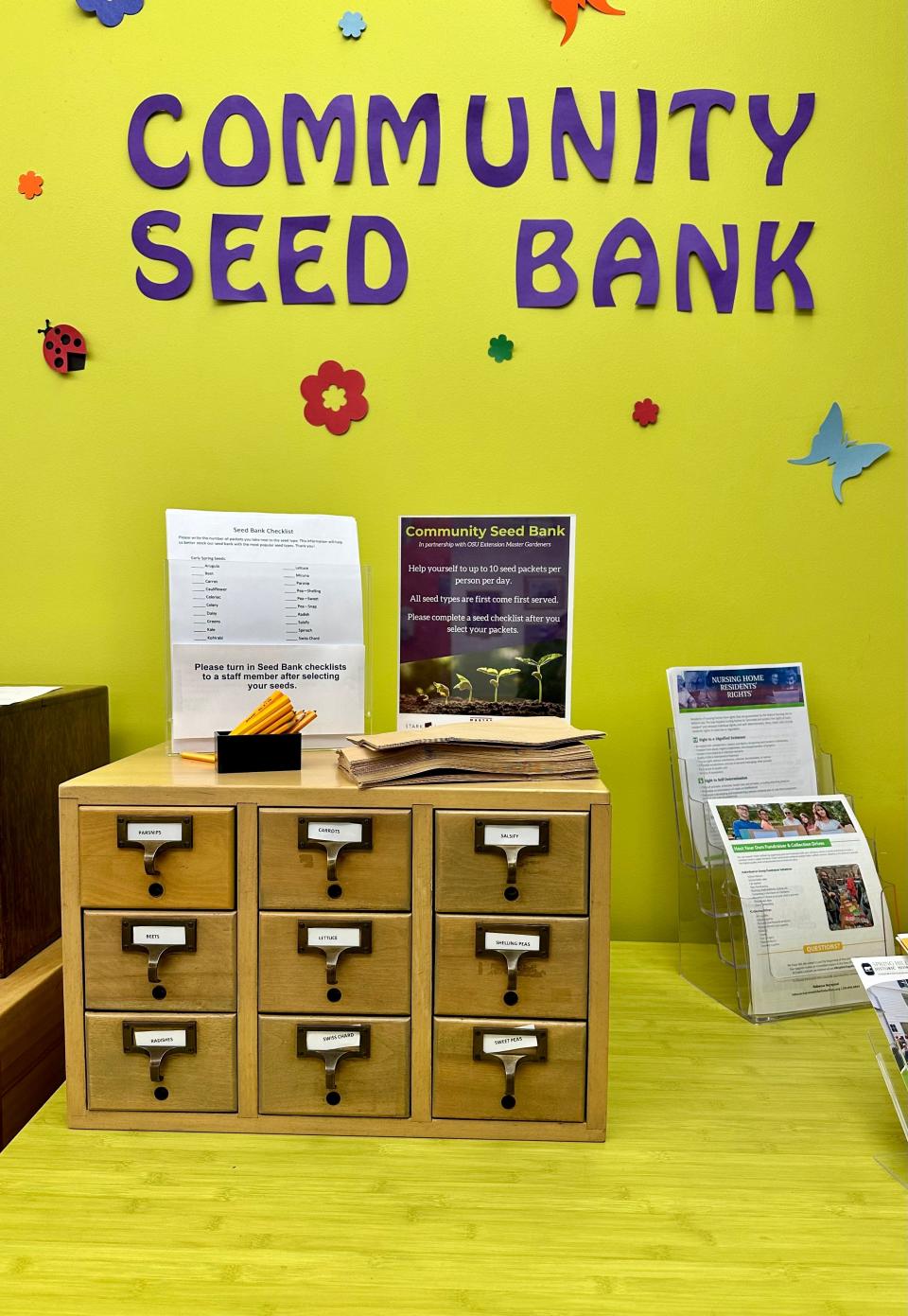 Las semillas gratuitas están disponibles en la sucursal principal de la Biblioteca Stark en el centro de Canton, donde los usuarios las encontrarán en los catálogos de tarjetas.