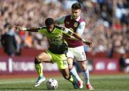 Britain Soccer Football - Aston Villa v Reading - Sky Bet Championship - Villa Park - 15/4/17 Aston Villa's Scott Hogan and Reading's Garath McCleary in action Mandatory Credit: Action Images / Matthew Childs Livepic