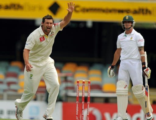 Australian bowler Ben Hilfenhaus (L) makes an unsuccessful appeal for the dismissal of South African batsman Dale Steyn (R) on day three of the first Test