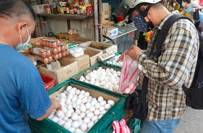 去年發生有史以來最嚴重缺蛋潮，蛋價創下史上新高。今年情況非但未改善，反而更貴又買不到。（報系資料照）
