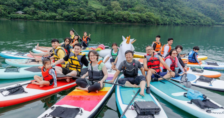 準副總統蕭美琴邀請黨工前往花蓮旅遊，在鯉魚潭玩立槳。（圖／民進黨提供）