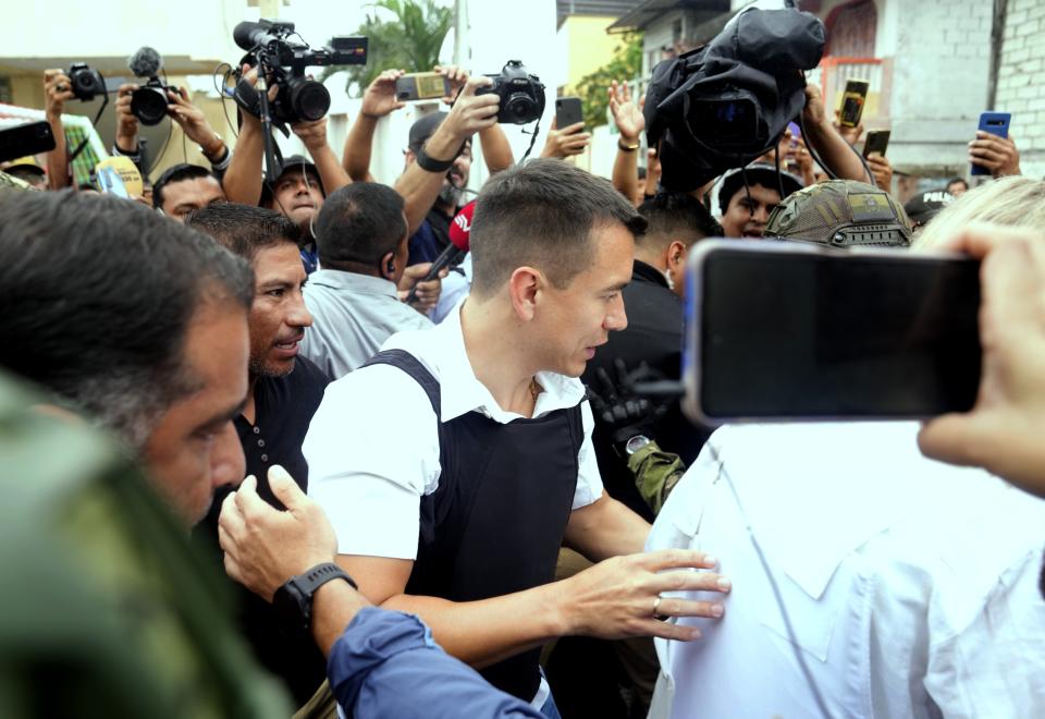 Soldiers and security of Presidential candidate Daniel Noboa, of the National Democratic Action Alliance political party, center, leaves after voting in a runoff election in Olon, Ecuador, Sunday, Oct. 15, 2023. (AP Photo/Martin Mejia)