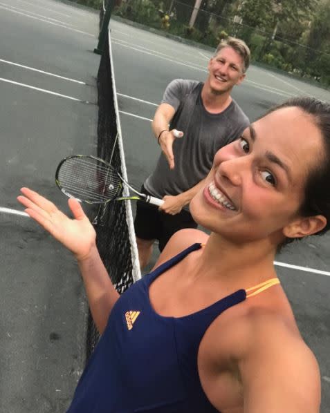 <p>“Das passiert, wenn Bastian immer wieder versucht, zu gewinnen”, schrieb Ana Ivanovic zu diesem Selfie. Das hätte Schweinsteiger besser wissen müssen: Gegen einen ehemaligen Tennis-Profi hat selbst er keine Chance. (Bild: Instagram/Ana Ivanovic) </p>