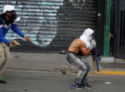 Opposition supporters clash with security forces during a rally against Venezuela's President Nicolas Maduro in Caracas, Venezuela, April 26, 2017. REUTERS/Carlos Garcia Rawlins