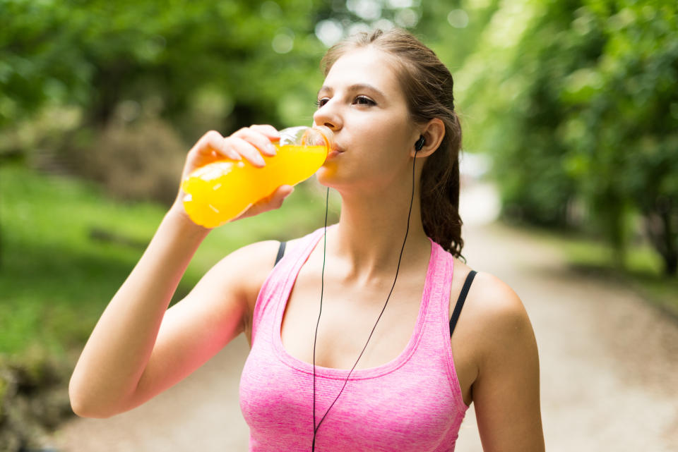 Una lata de 500 mL de la mayoría de estas bebidas energéticas es de casi 75 gramos, el triple de todo el azúcar diario recomendado por la OMS. (Getty Images)