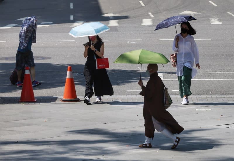 連日高溫！中央氣象局針對台北、屏東等6縣市12日發布高溫資訊。（中央社資料照）