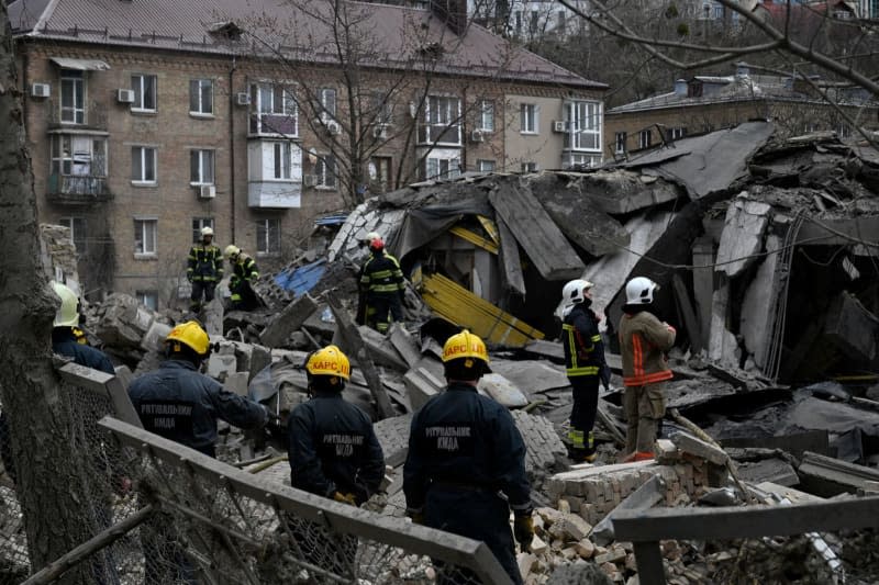 Rescuers search a destroyed building following a missile attack by the Russian army on Kiev. Sergei Chuzavkov/Zuma Press/dpa