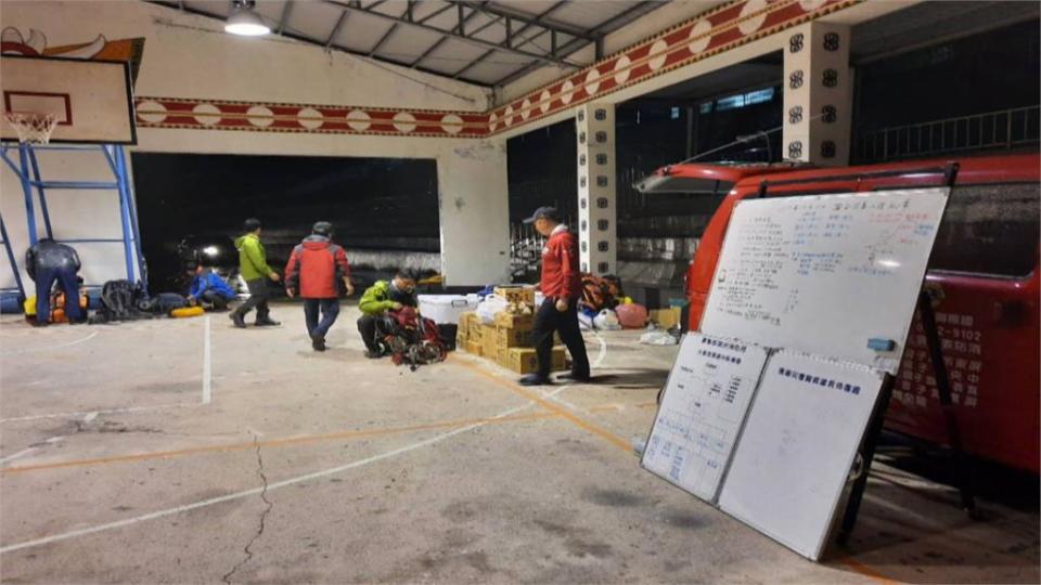 搶救落難登山客　救難員風雨中挺進屏東大鬼湖