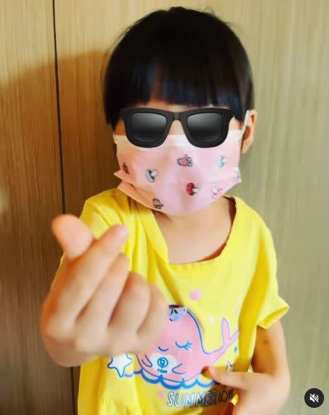 江宏傑女兒Aila醬對著鏡頭比心，讓網友都融化。（圖／翻攝自江宏傑IG）