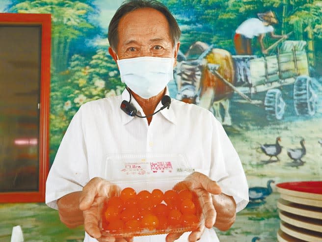 台南鴨莊休閒農場出產的鹹蛋黃顆顆晶瑩、透亮，老闆蘇清發說，他們除了販售鹹蛋黃，還提供DIY製作。（張毓翎攝）