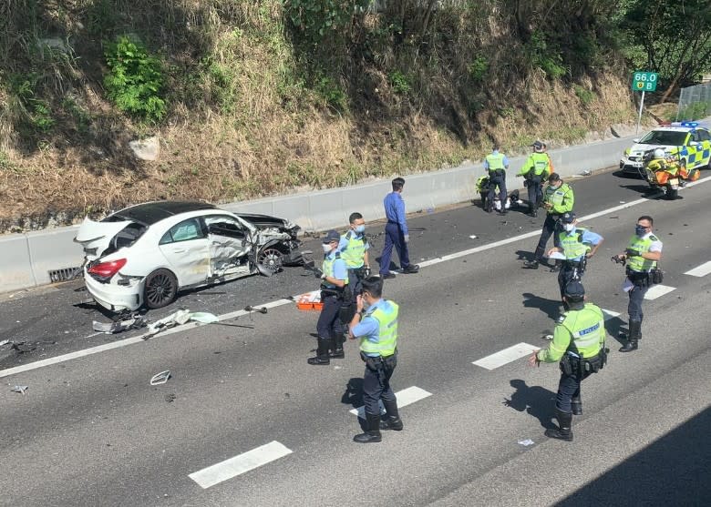 其中一輛私家車嚴重損毀。