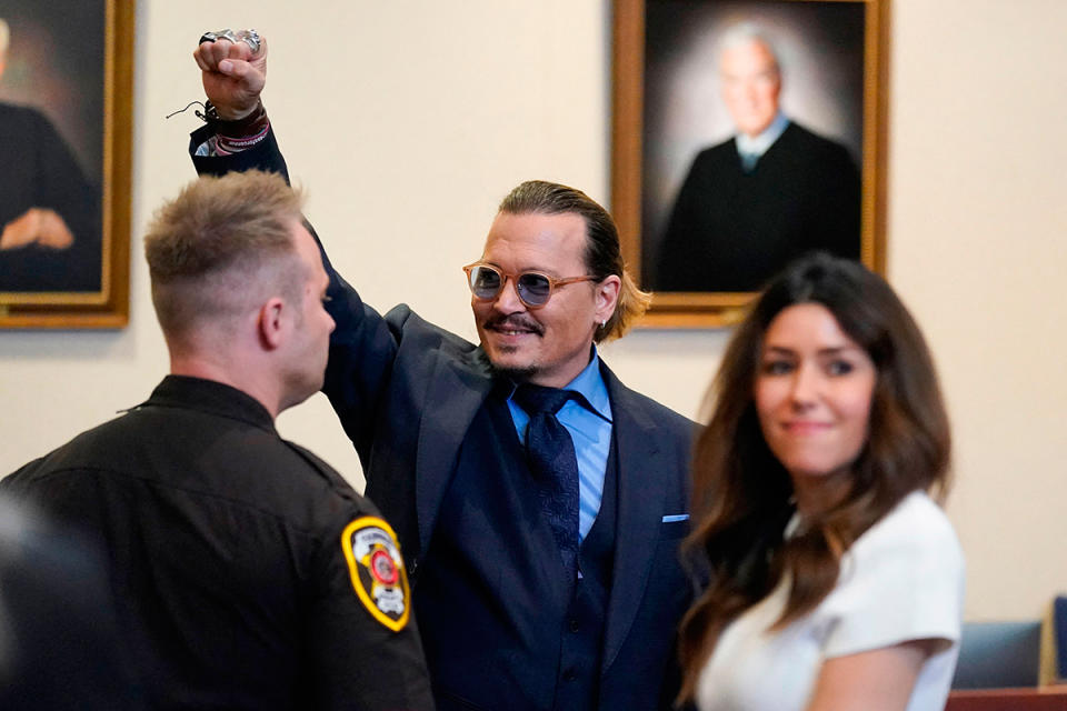 El actor Johnny Depp hace un gesto a los espectadores en la corte después de los argumentos finales en el juzgado de circuito del condado de Fairfax en Fairfax, Virginia, el 27 de mayo de 2022. (Foto de Steve Helber / POOL / AFP) (Foto de STEVE HELBER/POOL/AFP vía Getty Images)